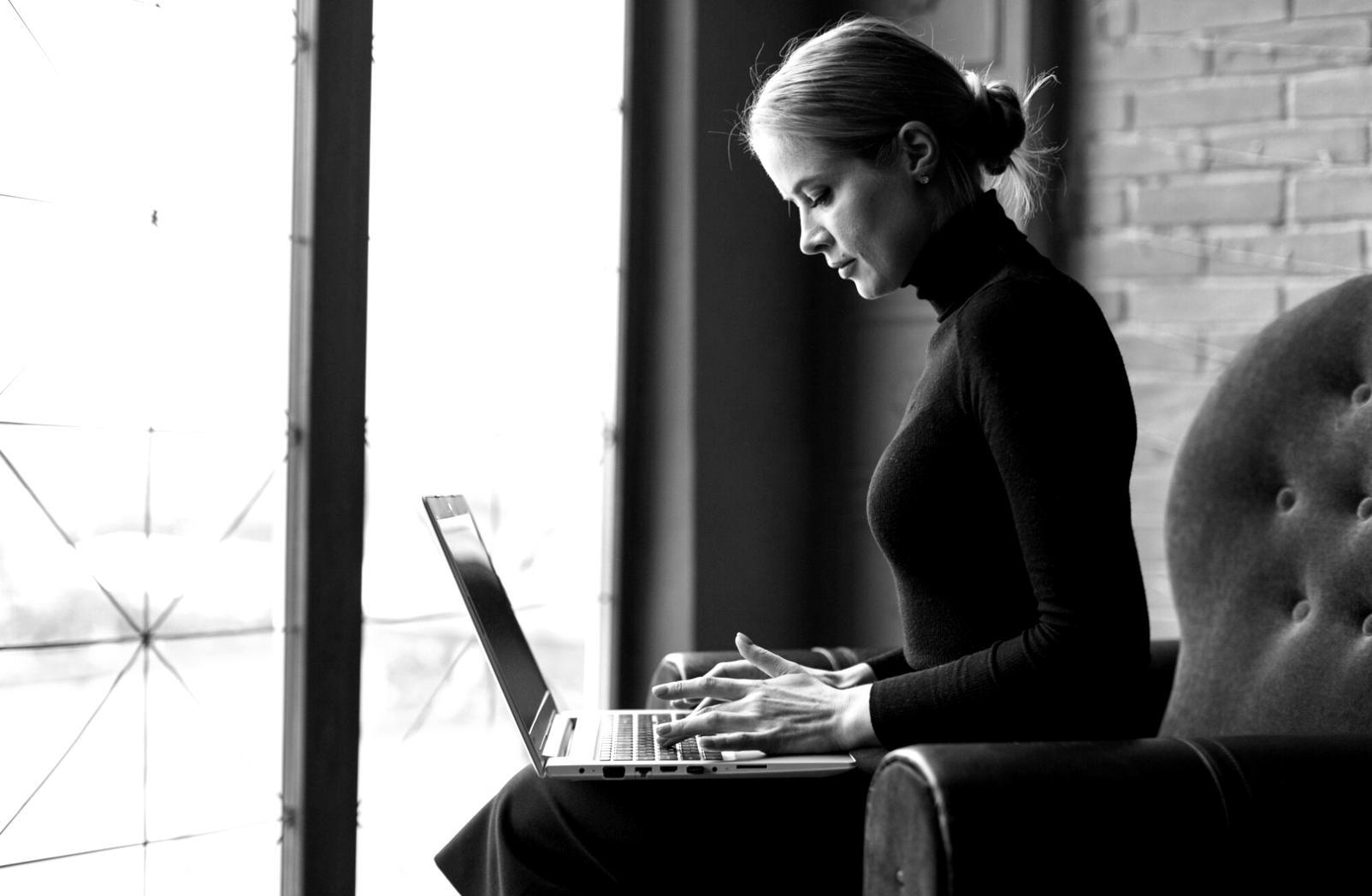 Participant consultant des ressources pédagogiques sur tablette