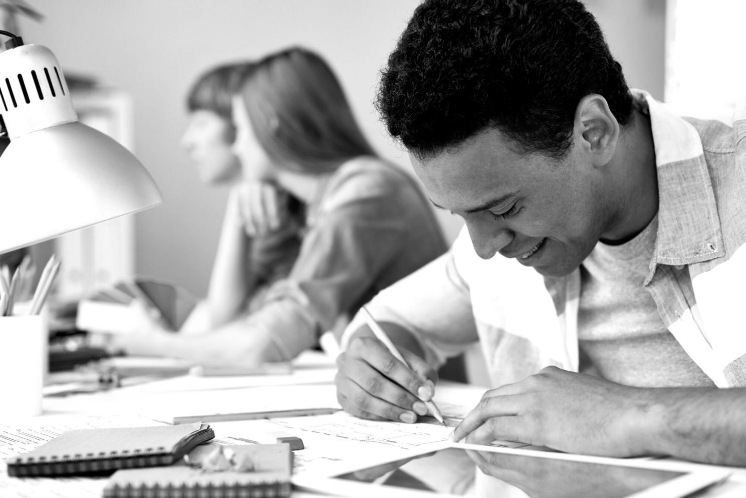 Bureau avec documents financiers et calculatrice montrant une approche professionnelle de la gestion budgétaire