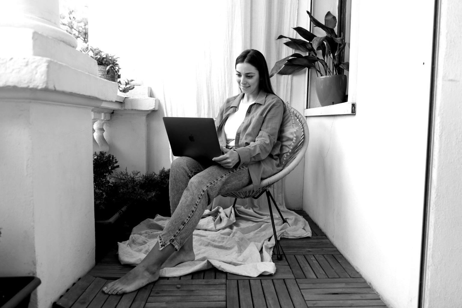 Espace de travail avec documents financiers et ordinateur portable